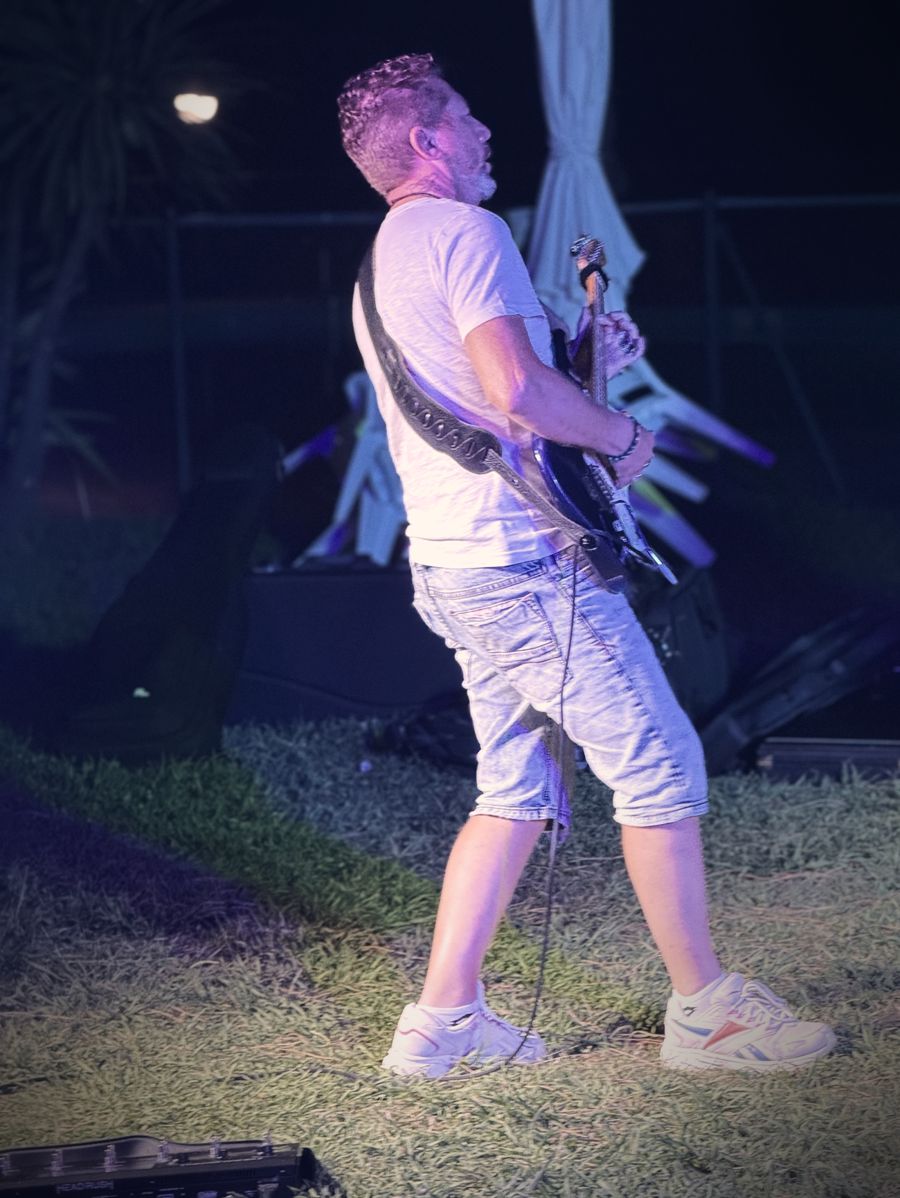 Enrico alla chitarra dal vivo